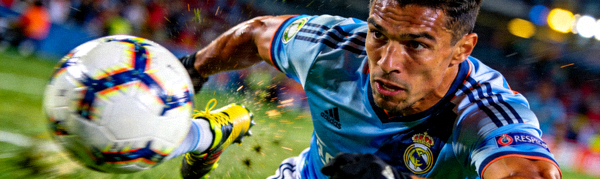 足球比赛直播画面特写，球员带球突破瞬间